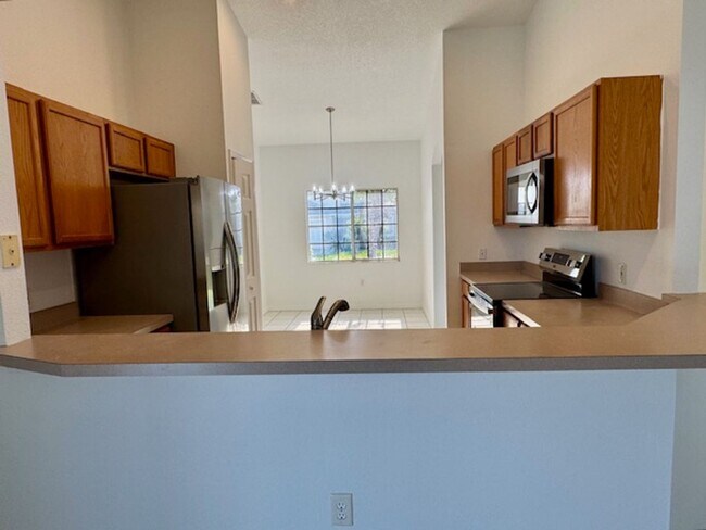 Building Photo - 838 Hillcrest Dr