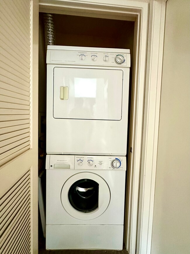 washer/dryer - 44 Dianthus