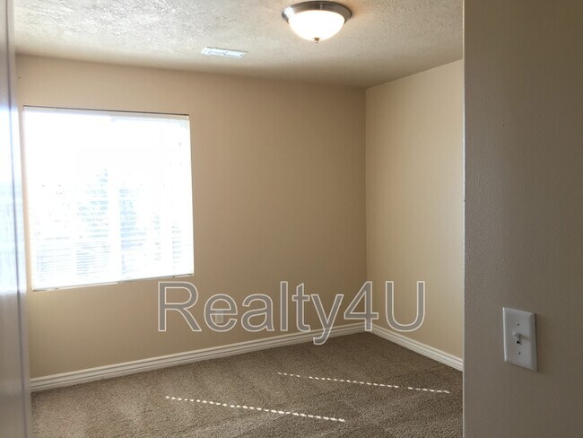 Building Photo - 1212 W 50 N