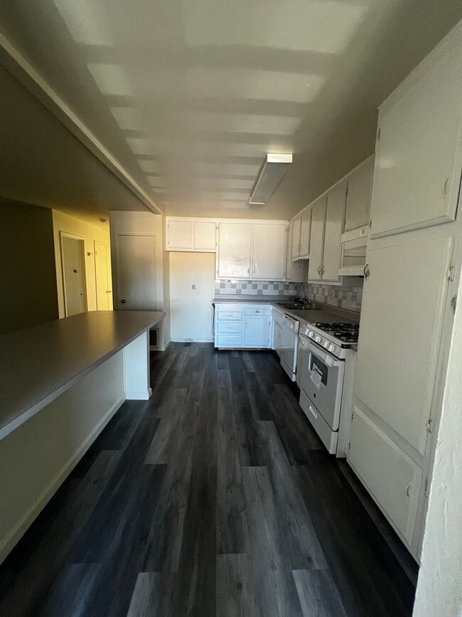 Building Photo - 5335 Castle St