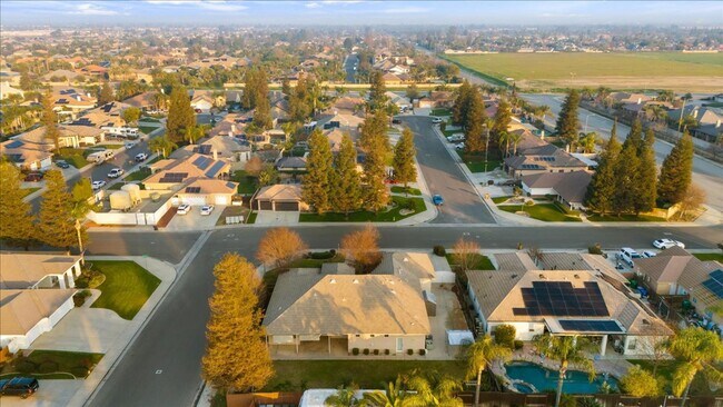 Building Photo - West Bakersfield Custom Home for Rent Available Now!