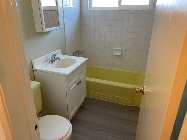 full bathroom - 25219 Loytan St