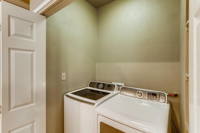 Building Photo - 2113 Thrasher Ln