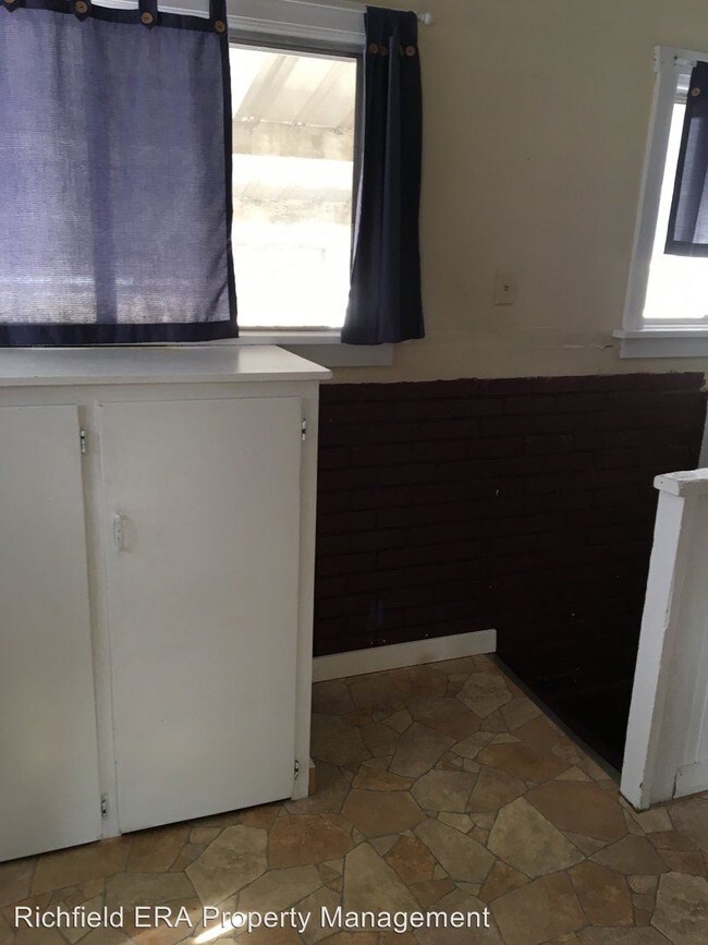 Building Photo - 3 br, 1 bath House - 131 North State Street