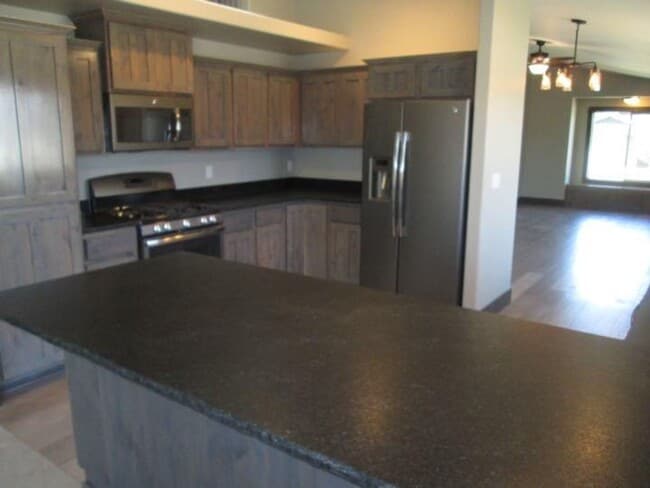 Building Photo - 3BED2BATH - YARD, GARAGE, LAUNDRY HOOKUPS