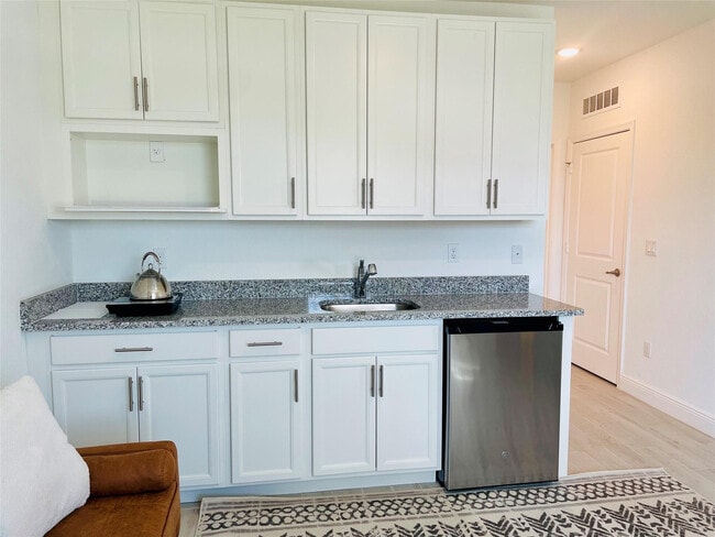 Building Photo - 4614 SW Athena Dr