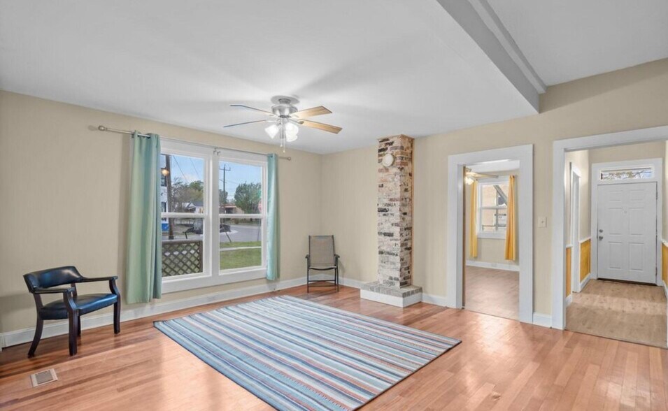 Building Photo - 1204 Castle St