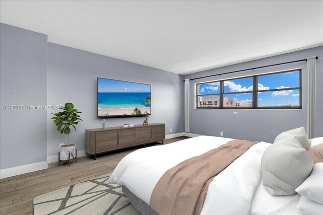 Building Photo - 3200 Port Royale Dr N