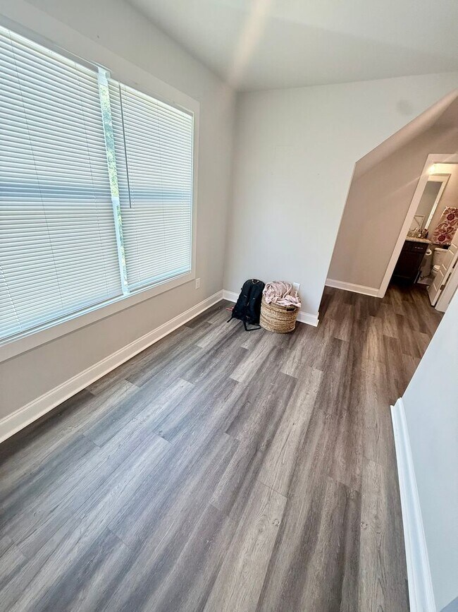 Building Photo - 4 BR/ 3.5 BA Home Located on MLK