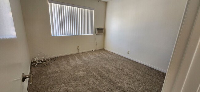 Building Photo - 150 E Lakeshore Dr