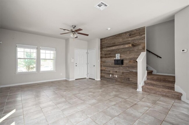 Building Photo - 215 Friendship Oak Dr