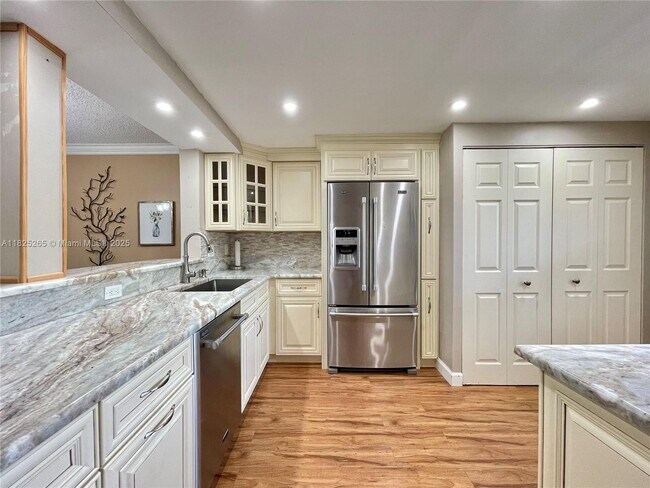 Building Photo - 7340 Lake Cir Dr