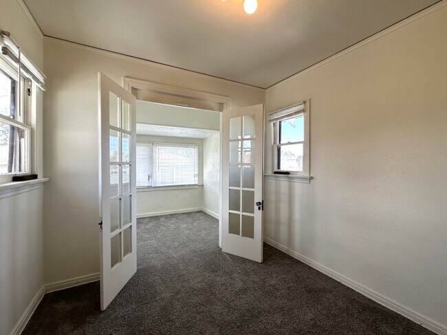 Building Photo - University Heights -Huge 1 Bedroom with Bonus Room/Bedroom and AC in Charming Vintage Building