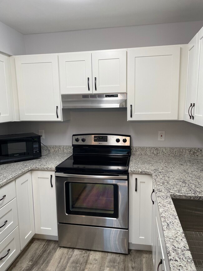 Building Photo - 900 Mountain Creek Rd