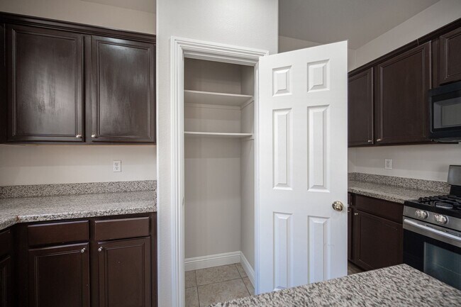 Building Photo - Beautiful 4 Bedroom 2.5 bath Home in the Southwest!