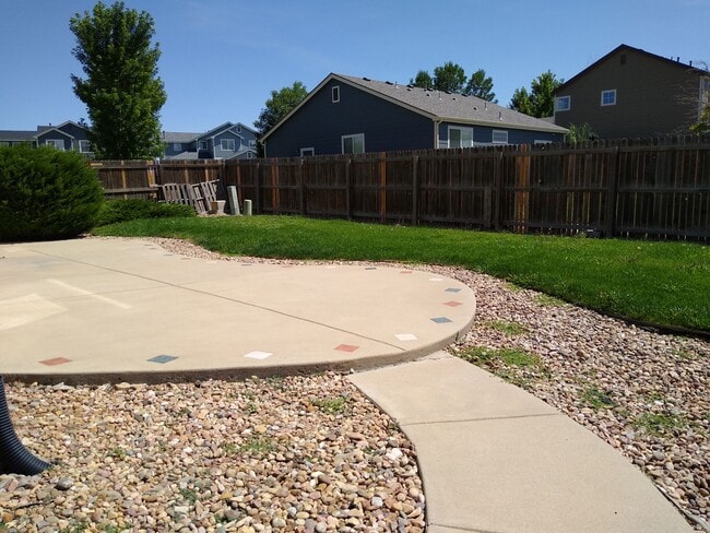 Building Photo - Gorgeous 2 Story 3 Bedroom 2.5 Baths in Da...