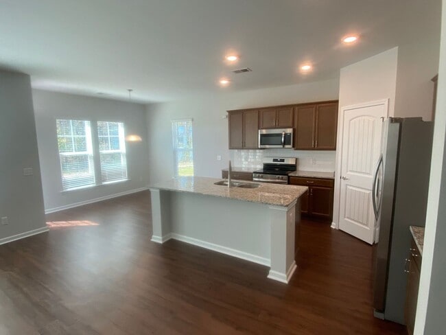 Building Photo - Spacious 4 Bedroom - great location