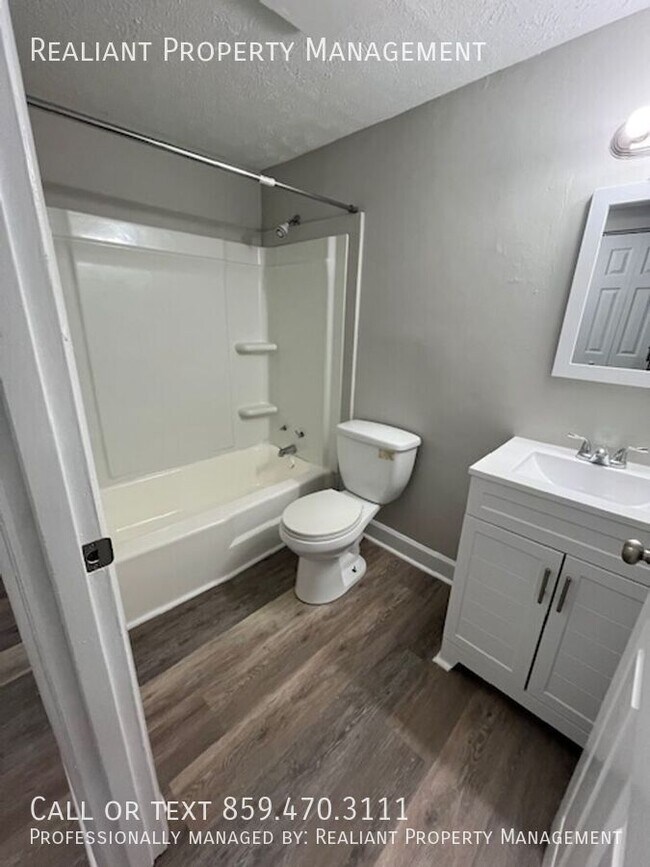 Building Photo - 209 Lakeshore Dr