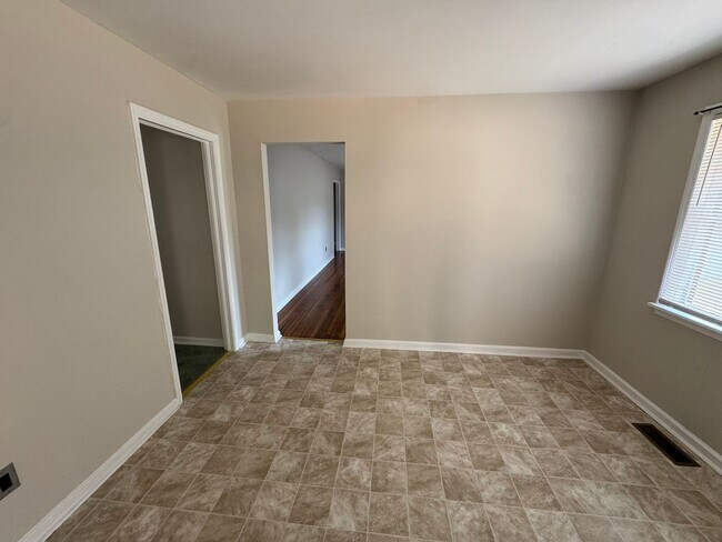 Building Photo - North Augusta Ranch with Tons of Natural Lighting!