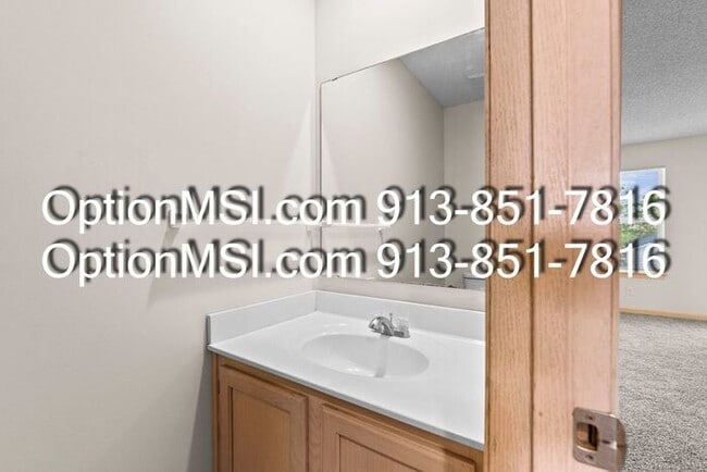 Building Photo - Well Maintained Half Duplex