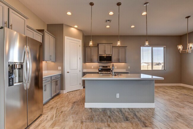 Building Photo - Beautiful large 3x2 home in Granite Dells Estates