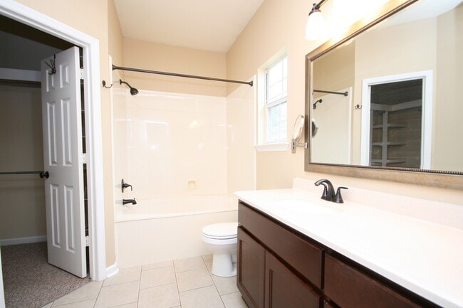 Building Photo - 215 River Oaks Dr