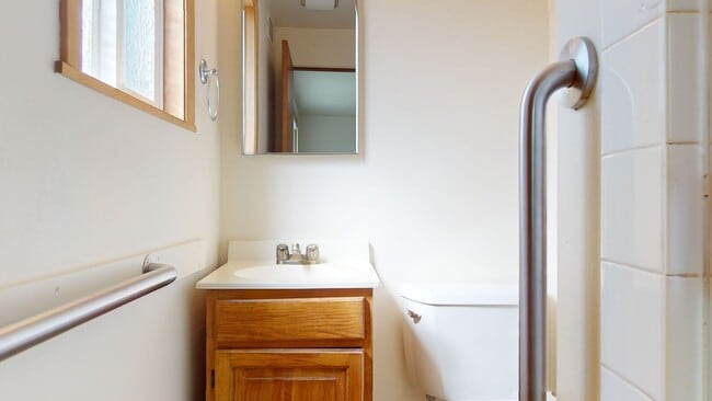 Building Photo - Location, Location, Location! - Four Bedroom house located minutes from Des Moines Waterfront