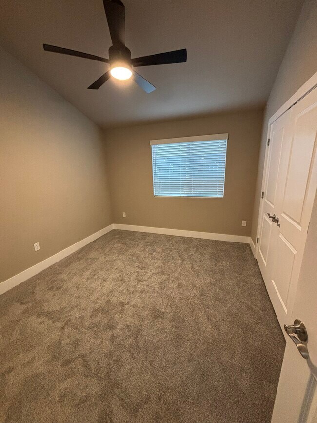 Building Photo - 470 Azurite Rd