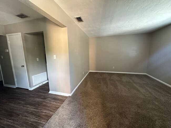 Building Photo - Upstairs unit on the golf course available NOW!!!