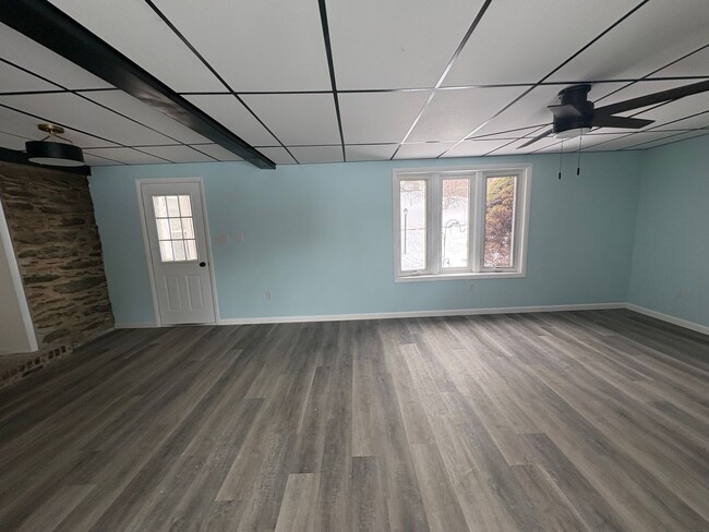 Building Photo - 1 Floor Living on 1/2 Acre, 4 Bedrooms/1 Bath, Garage-Dallastown SD