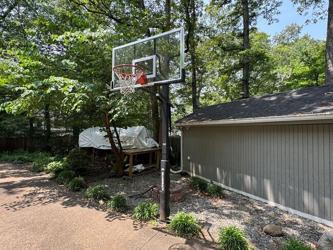 Building Photo - Fantastic 4 Bed 3.5 Bath Townhome With Sun...