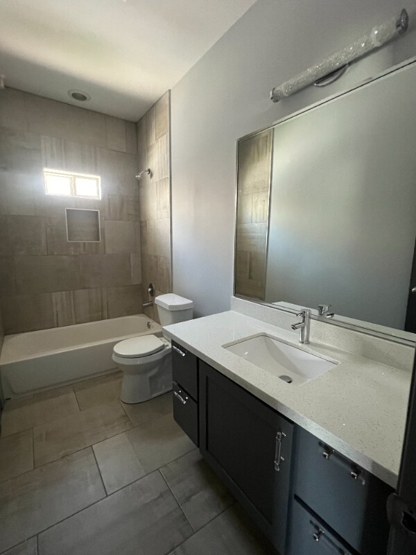 Building Photo - 904 E la Cantera Ave