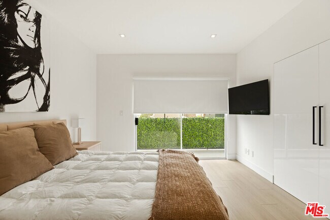 Building Photo - 10630 Wilkins Ave