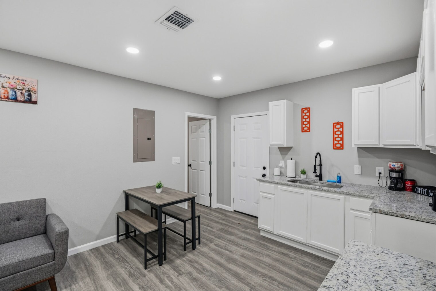 Building Photo - 2306 E Houston St