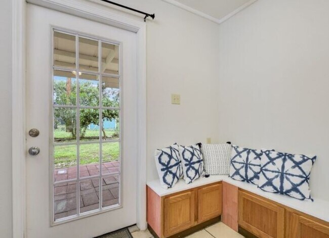 Building Photo - 707 Sprucewood Ln