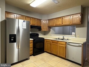 Building Photo - 2140 Bristol Dr