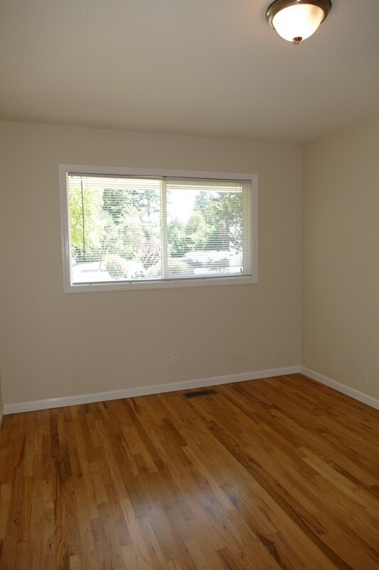 Building Photo - SE Garrett Dr - Milwaukie 3 bedroom with hardwood floors