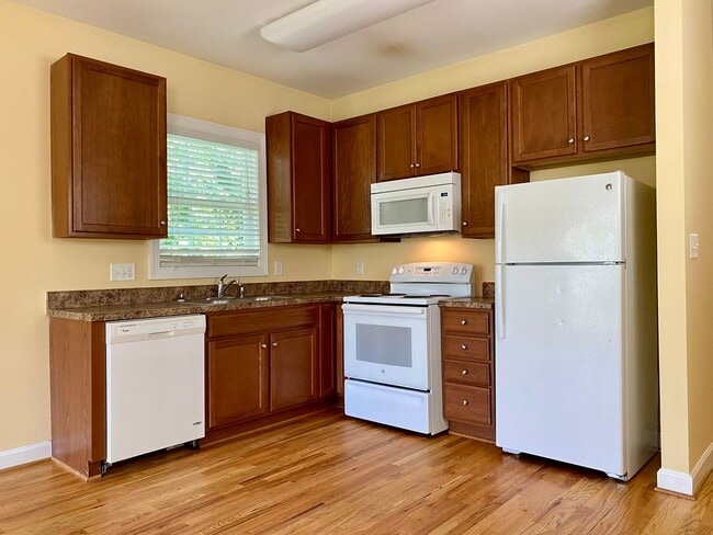 Building Photo - 3921 Lexington Dr