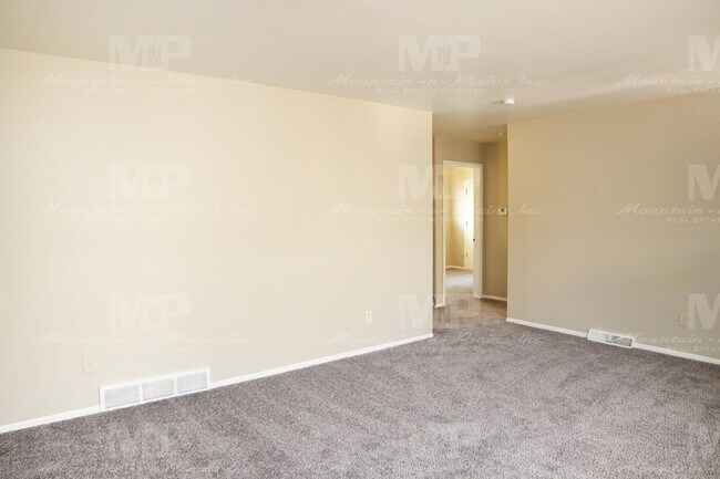Building Photo - 616 N Frey Ave