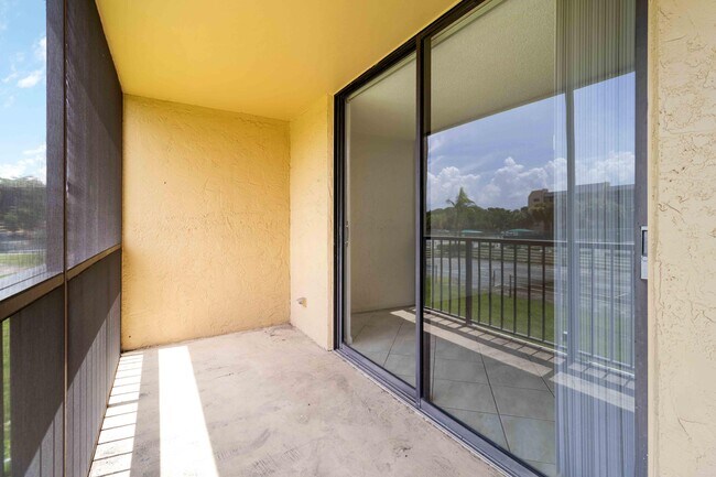 Building Photo - 2820 Tennis Club 204 Dr