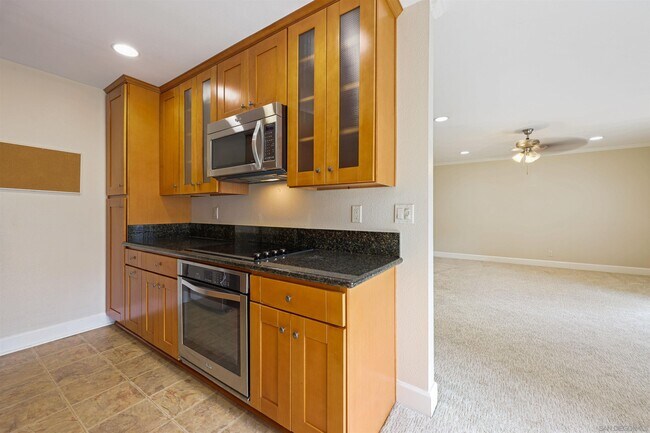 Building Photo - 8515 Villa La Jolla Dr