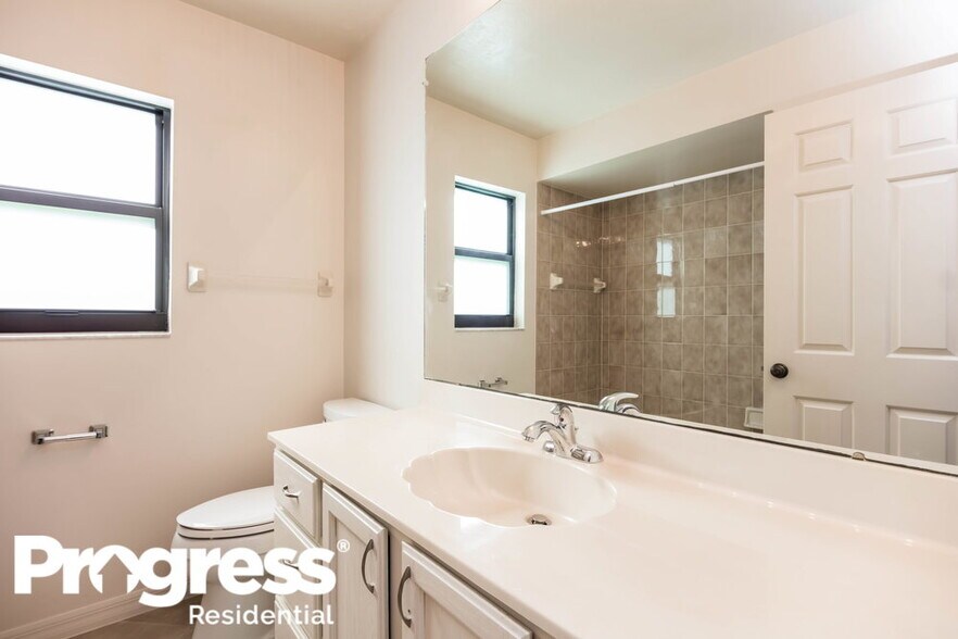 Building Photo - 3308 SW 6th Pl