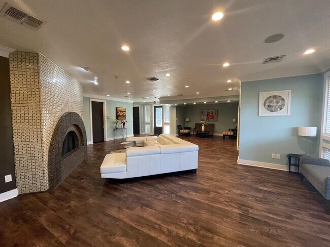 Building Photo - 935 La Posada Dr
