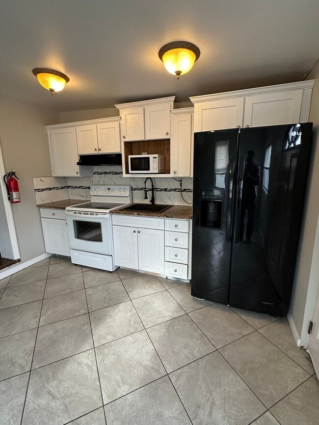 Building Photo - 1007 Lake Ave