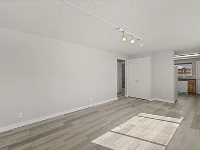 Building Photo - p633