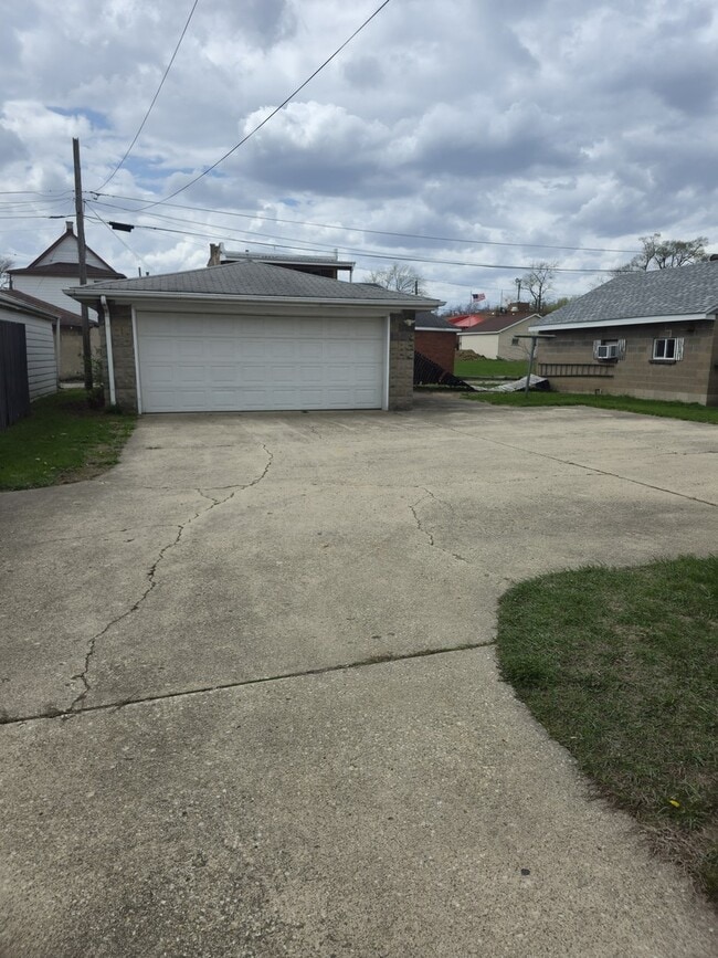 Building Photo - 121 Davis Ave