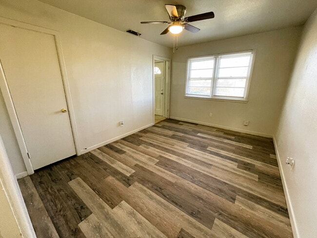 Building Photo - Spacious 3/1 Located Conveniently Close to Clapp Park & Texas Tech University!