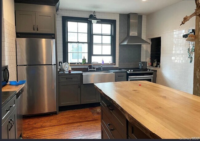 Building Photo - 418 E Olive St