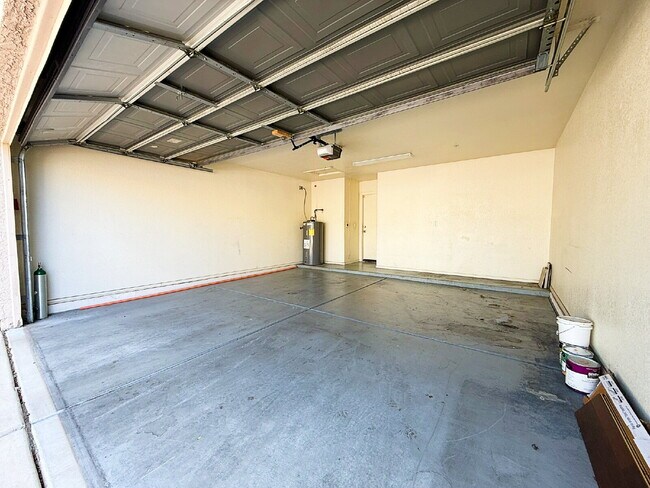 Building Photo - Stylish 1-story 1,301 Sq. Ft. House in Inv...
