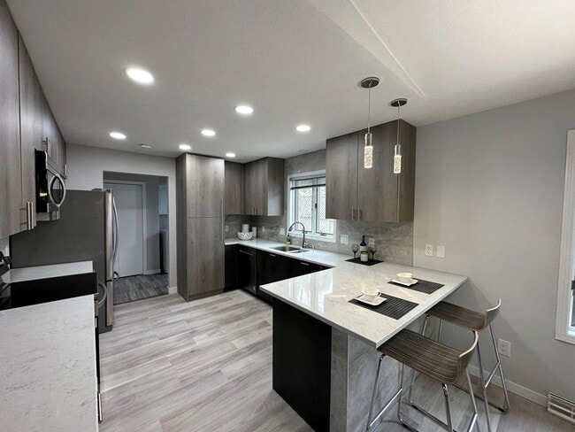 Building Photo - Lower Level Bedroom w/ Private Bathroom Fo...